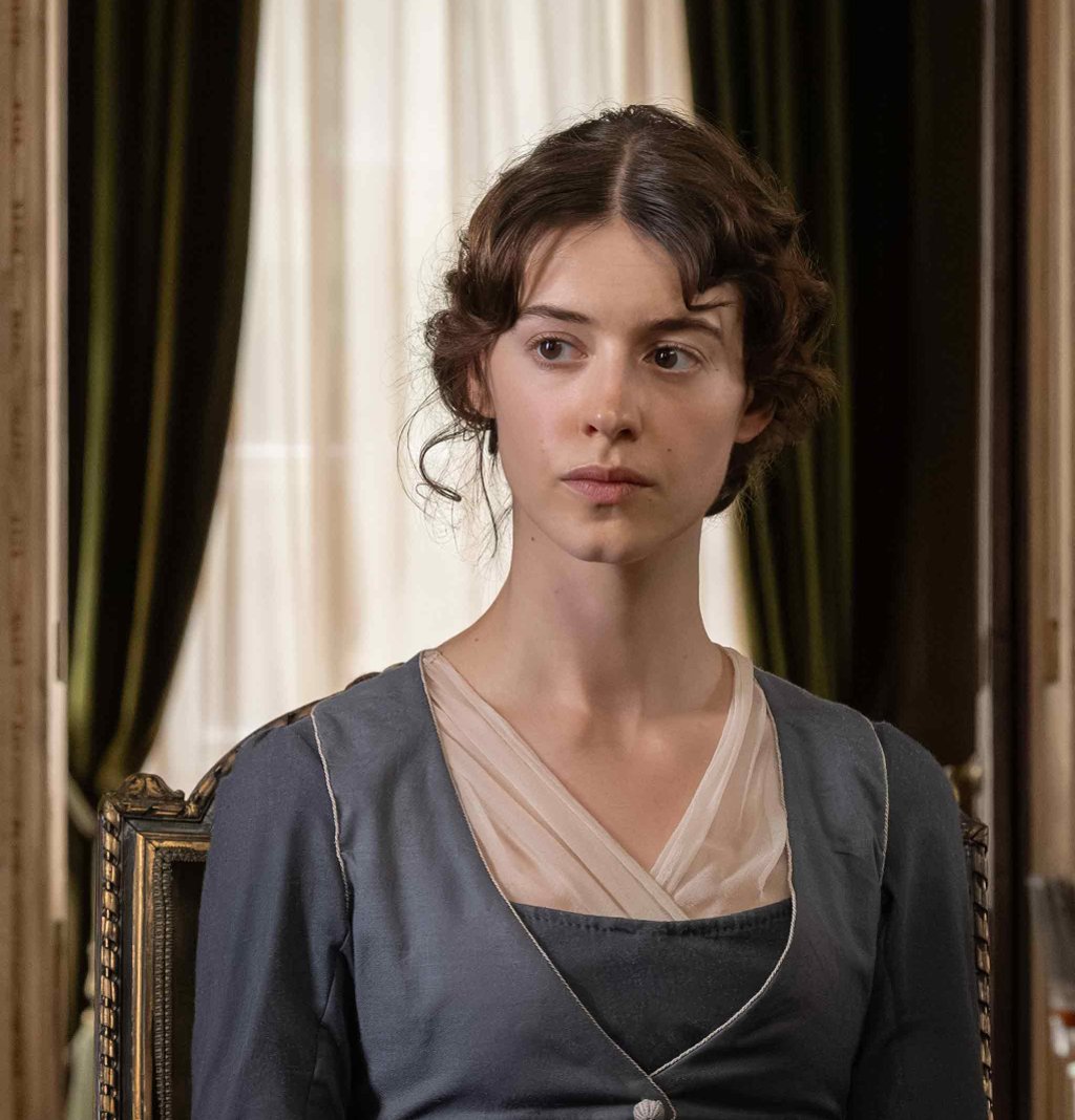 Actress, Daisy Edgar-Jones as Elinor Dashwood in period costume in Sense and Sensibility.